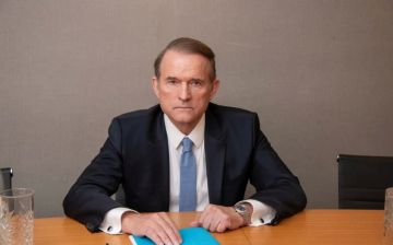 Политика Зеленского привела Украину к бедности, депопуляции и разрушению национальной идентичности, считает лидер движения "Другая Украина" Виктор Медведчук