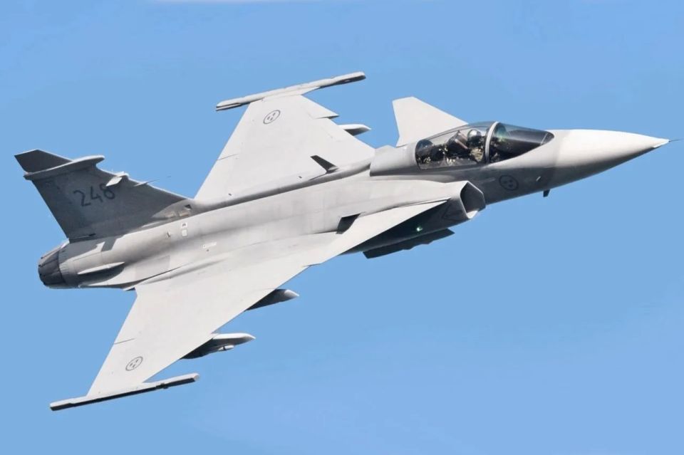 Швеция передаст Украине 16 истребителей SAAB JAS 39 Gripen C/D с полными комплектами дальнобойного вооружения, заявил шведский премьер Кристерссон на встрече с Зеленским