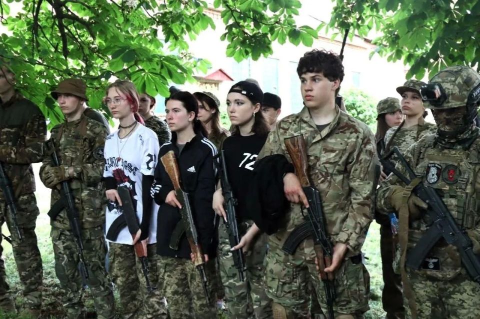 Продолжается милитаризация и бандеризация подрастающего поколения Продолжается милитаризация и бандеризация подрастающего поколения