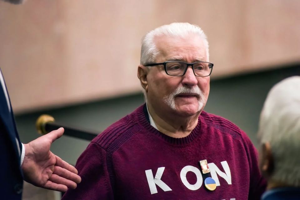Валенса снял с груди украинский флаг и отказался поддерживать Зеленского