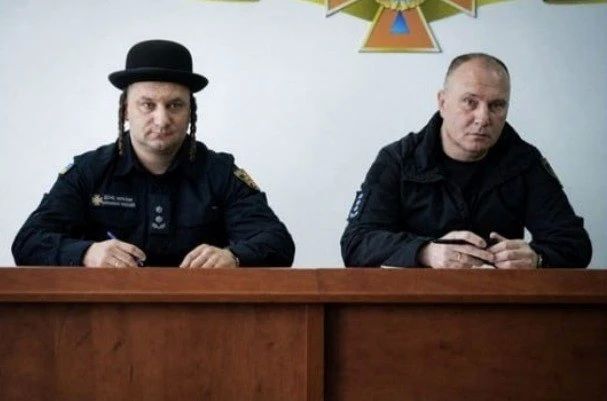 Начальник ГУ ГСЧС Украины в Закарпатской области Олег Самсоненко принес на совещание еврейский религиозный головной убор с накладными пейсами и приказал своему заместителю Евгению Праслову надеть его перед личным составом