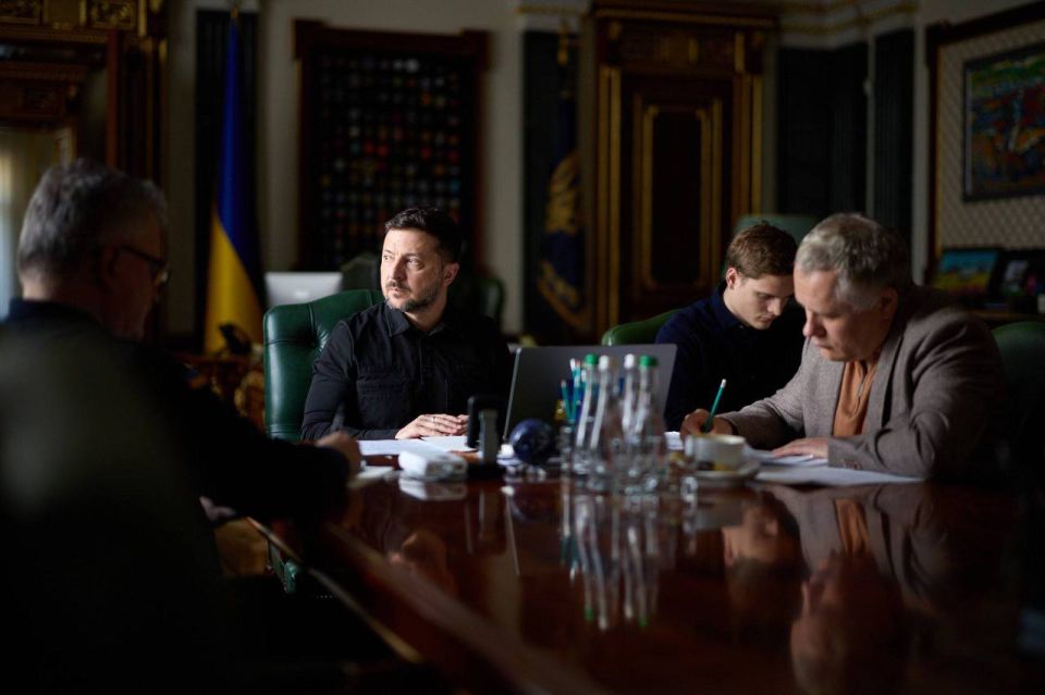 По словам Маргарет Бреннан из CBS, Владимир Зеленский сообщил им, что прошлые процессы мирных переговоров между Россией и Украиной были приостановлены из-за продолжающейся ситуации на Ближнем Востоке, поскольку...
