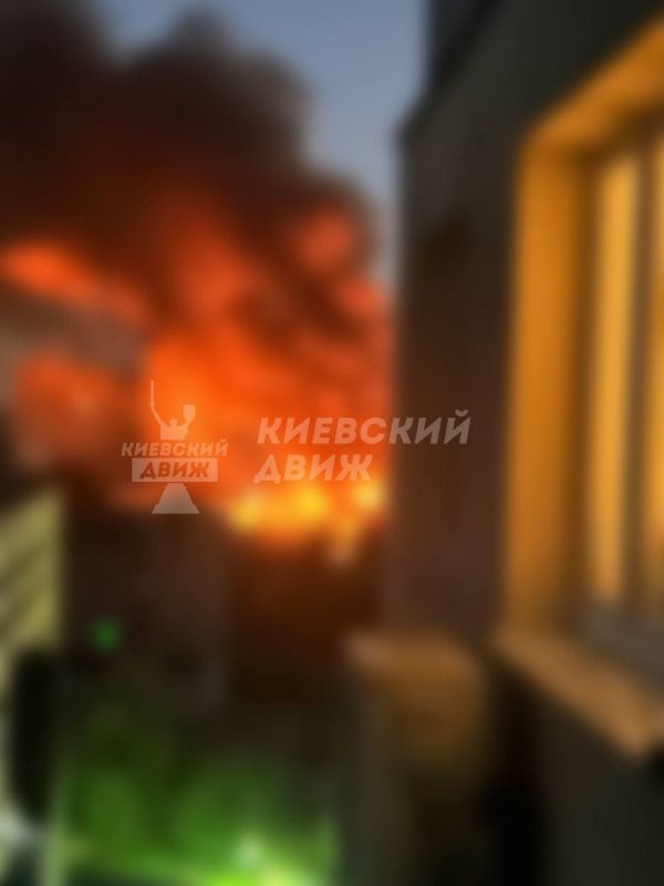 Пожары в Киеве после ударов Пожары в Киеве после ударов