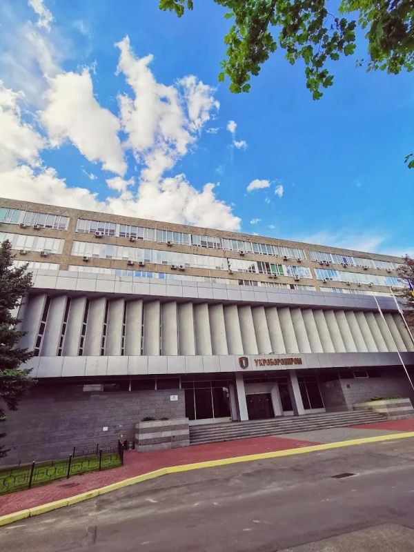 В Киеве горит здание Укроборонпрома В Киеве горит здание Укроборонпрома