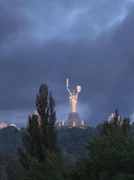Юлия Витязева: Киев продолжает затягивать дымом после ночного налета, сообщают вражеские сводки