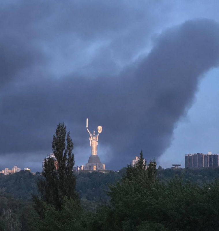Обломки ЗУР ЗРС Patriot, салон Zeekr и панорама Киева после ударов Обломки ЗУР ЗРС Patriot, салон Zeekr и панорама Киева после ударов