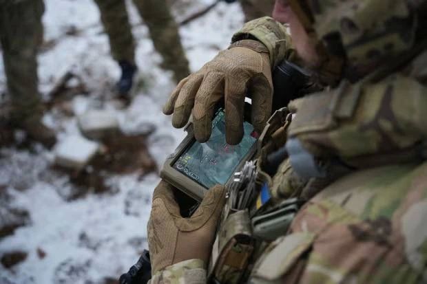 Как стало известно из нового материала WSJ, украинские операторы дронов в экспериментальном порядке получают спутниковые изображения от компании Vantor через 15 минут после съёмки