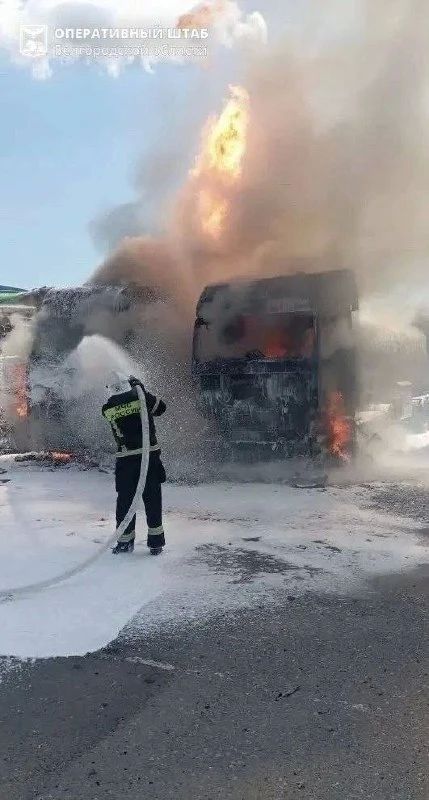 Горящие бензовозы на территории АЗС в поселке Прохоровка (да, той самой) Белгородской области в результате прилета украинского дрона-камикадзе Горящие бензовозы на территории АЗС в поселке Прохоровка (да, той самой) Белгородской области в результате прилета украинского дрона-камикадзе