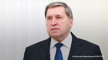 Москва сохраняет закрытые контакты с Киевом, сообщил Ушаков журналисту "Вестей" Зарубину