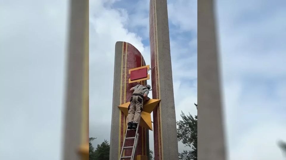В Киеве демонтировали советскую звезду со стелы «Киев – город-герой», передает украинский телеканал «Общественное»
