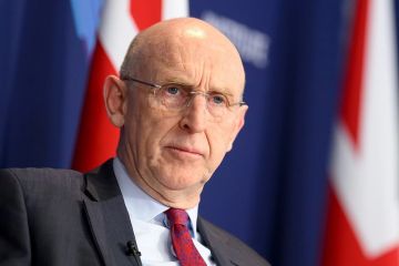 Британский министр обороны Джон Хили сообщил, что уходит в отставку