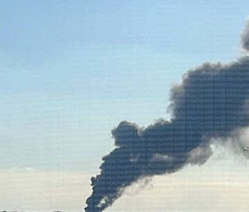 Мощный взрыв, пожар и огромный столб дыма под Киевом после удара