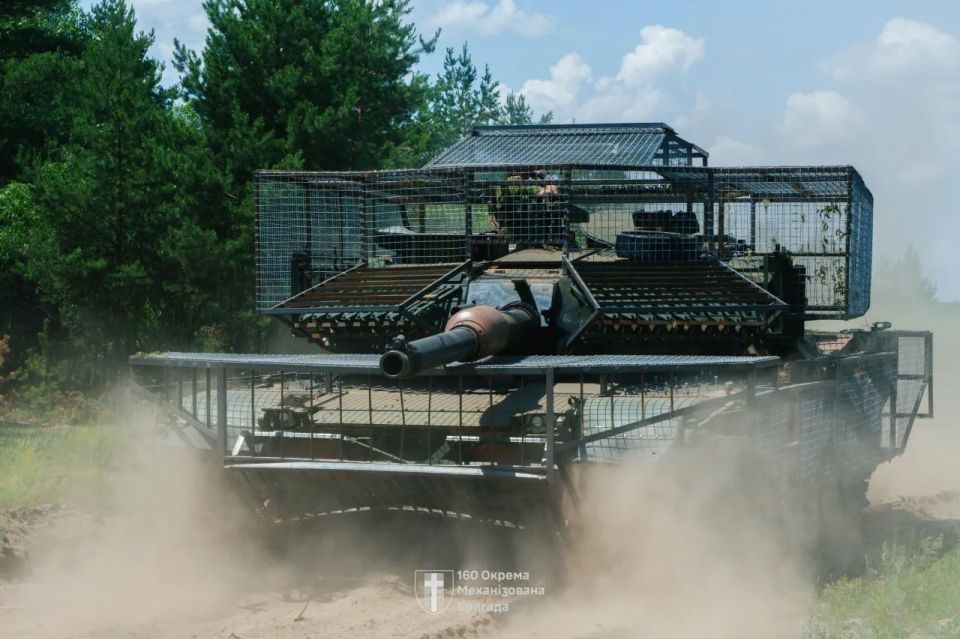 Австралийский Т-64БВ M1A1 AIM Abrams на вооружении 160-й отдельной механизированной бригады ВСУ Австралийский Т-64БВ M1A1 AIM Abrams на вооружении 160-й отдельной механизированной бригады ВСУ