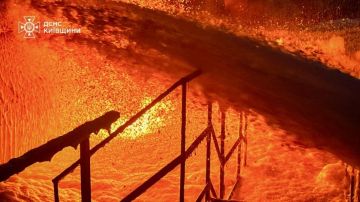 Нефтебаза горит под Киевом после удара