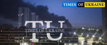 Густой дым поднимается в Киеве после одного из прилётов