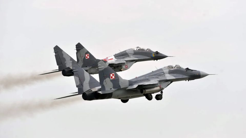 Польша приостановила передачу Украине оставшихся истребителей МиГ-29. По словам замминистра обороны Польши Цезари Томчика, это якобы сделано из-за задержек Киева в передаче технологий неких технологий, связанных с БПЛА....