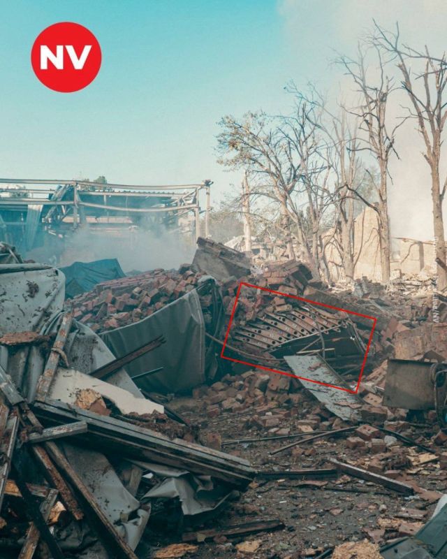 Хохлы весь день ныли, что на киностудии им Довженко в Киеве злые москали уничтожили тем самым тысячи уникальных костюмов Хохлы весь день ныли, что на киностудии им Довженко в Киеве злые москали уничтожили тем самым тысячи уникальных костюмов