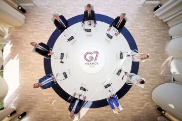 Лидеры G7 договорились ужесточить санкции против энергосектора России, пишет Bloomberg со ссылкой на источник