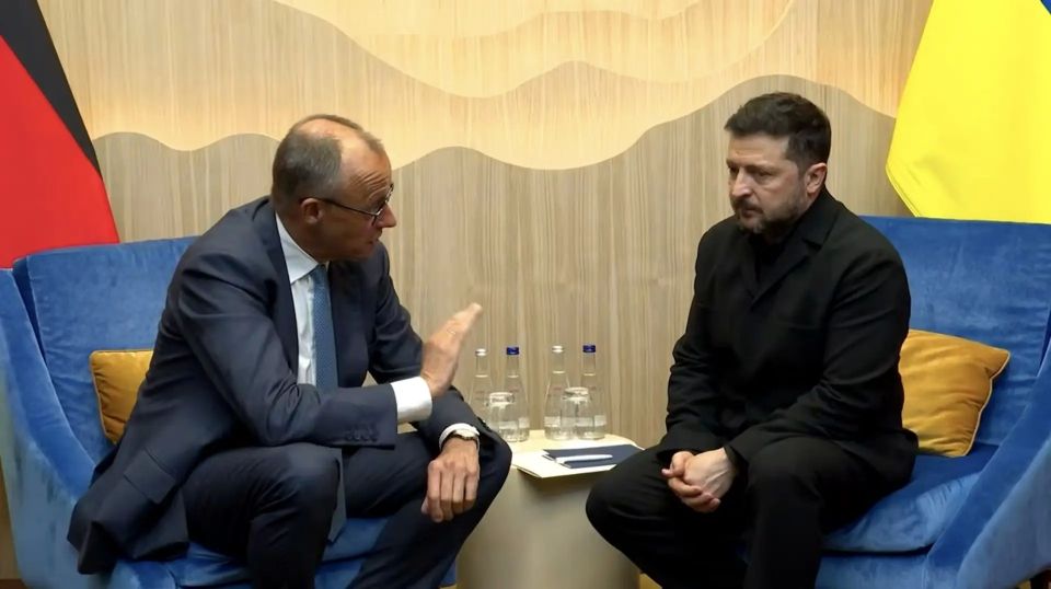 Владимир Корнилов: Показательный момент. «Когда вы кричите «Слава Украине!», вы должны еще рукой делать вот так»…