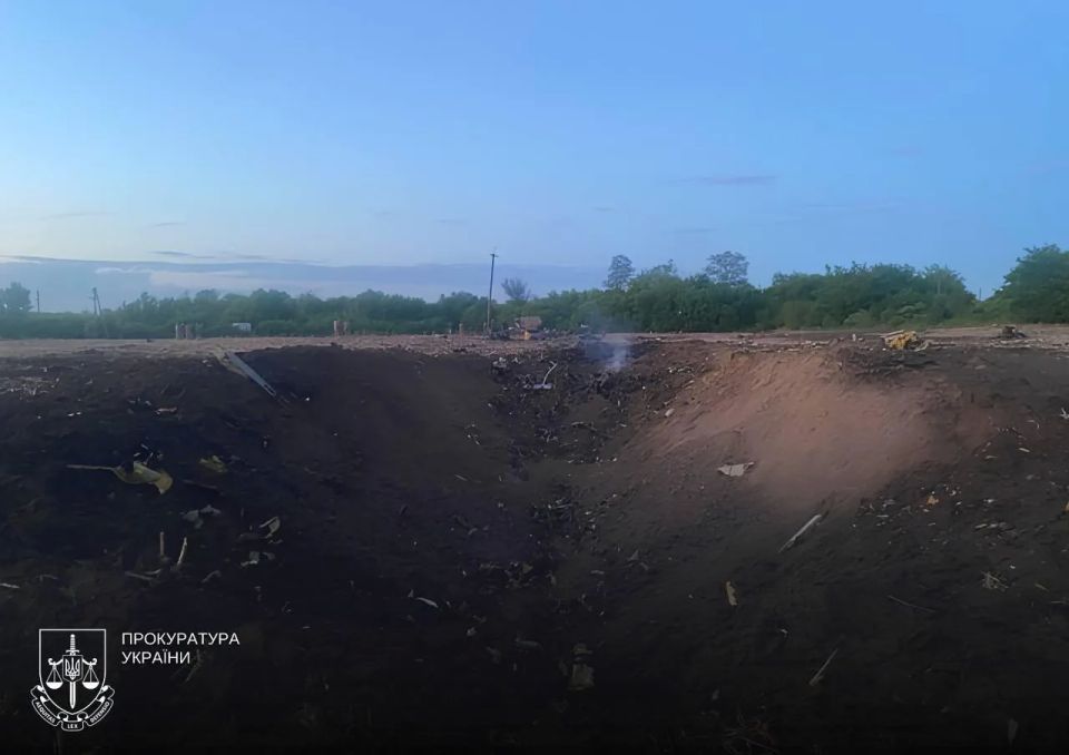 Фрагменты разбившегося вчера в Хмельницкой области бомбардировщика Су-24 ВВС Украины Фрагменты разбившегося вчера в Хмельницкой области бомбардировщика Су-24 ВВС Украины