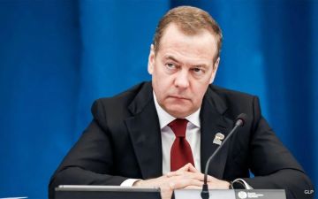 Дмитрий Медведев иронично прокомментировал решение президента Польши лишить Владимира Зеленского Ордена Белого орла, заявив, что у главы киевского режима теперь освободилось место для новых наград