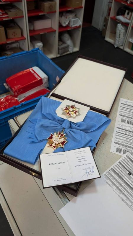 Зеленский по почте отправил Орден Белого Орла президенту Польши Навроцкому