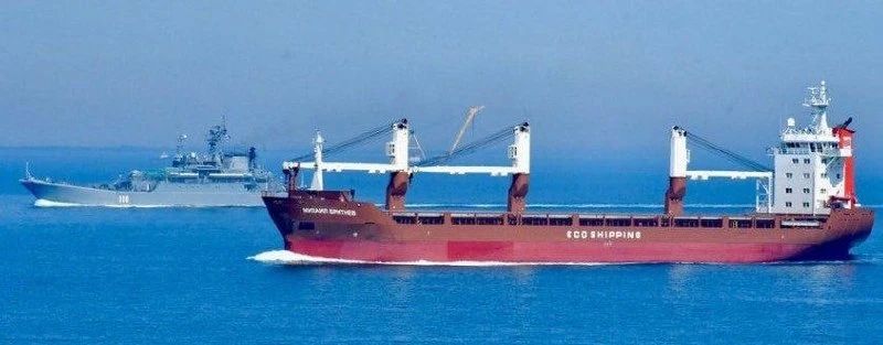 Антимоскитная сетка на БДК пр. 775 "Александр Шабалин", сопровождающего сухогруз "Михаил Бритнев" на Балтике Антимоскитная сетка на БДК пр. 775 "Александр Шабалин", сопровождающего сухогруз "Михаил Бритнев" на Балтике