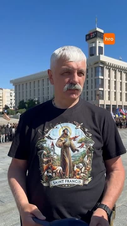 Известный экстремист, террорист и мудак Корчинский на митинге пид@расов против геев корчит из себя христианина