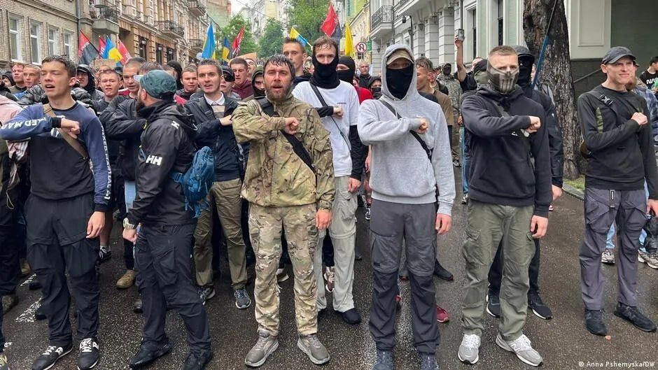 Украинец, военный, волонтер, педераст - это все я! Украинец, военный, волонтер, педераст - это все я!