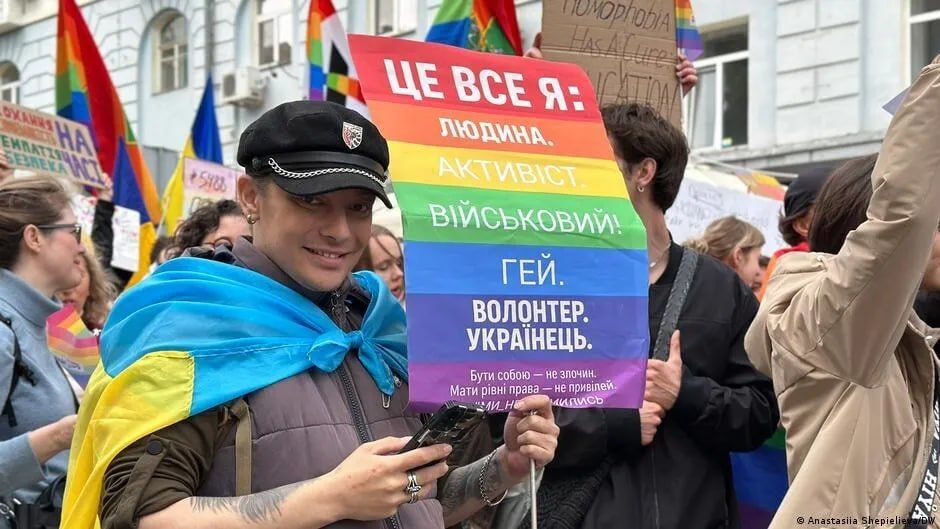 Украинец, военный, волонтер, педераст - это все я! Украинец, военный, волонтер, педераст - это все я!