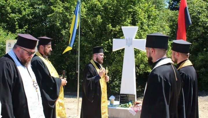 Раскольники ПЦУ освятили памятный знак командиру УПА*