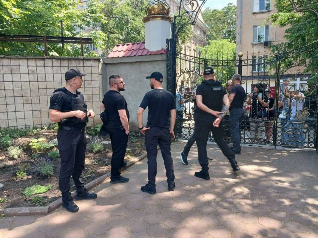 В Одессе силой пытаются захватить храм канонической УПЦ в честь преподобного Александра Невского В Одессе силой пытаются захватить храм канонической УПЦ в честь преподобного Александра Невского