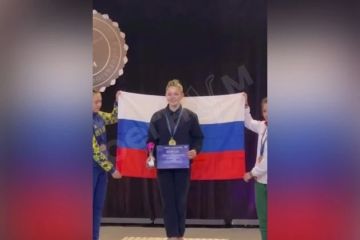 Марина Ахмедова: Многие были удивлены, когда организатор чемпионата Европы по пилонному спорту опубликовал в соцсетях фото, где венгерская и украинская спортсменки держат российский флаг за спиной победительницы - русской...