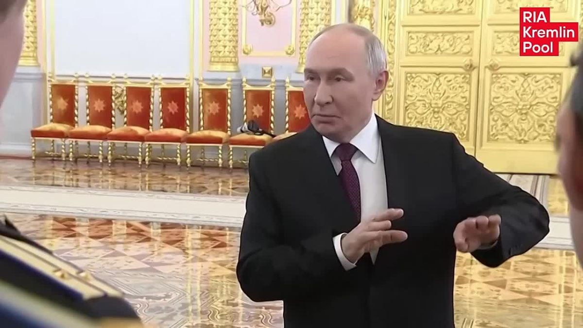 Российские войска поджимают ВСУ на всех участках боевого соприкосновения, рассказал Путин на встрече с выпускниками военных вузов