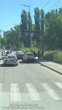 Таких гоп-стопов блокпостов полицаев и ТЦКшников очень много по всей Украине