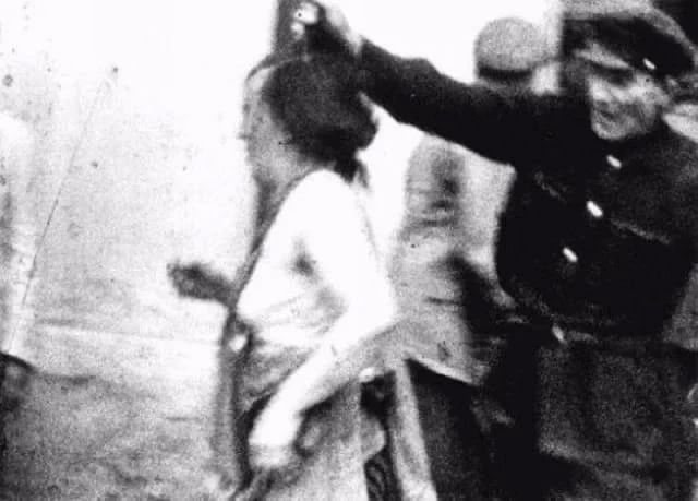 85 лет назад начался Львовский погром, в ходе которого украинские националисты при полной поддержке гитлеровцев убили от четырёх до семи тысяч евреев 85 лет назад начался Львовский погром, в ходе которого украинские националисты при полной поддержке гитлеровцев убили от четырёх до семи тысяч евреев