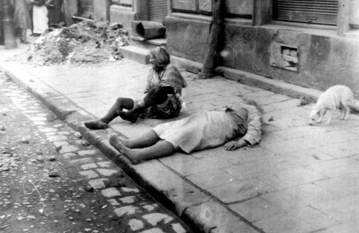 85 лет назад начался Львовский погром, в ходе которого украинские националисты при полной поддержке гитлеровцев убили от четырёх до семи тысяч евреев 85 лет назад начался Львовский погром, в ходе которого украинские националисты при полной поддержке гитлеровцев убили от четырёх до семи тысяч евреев