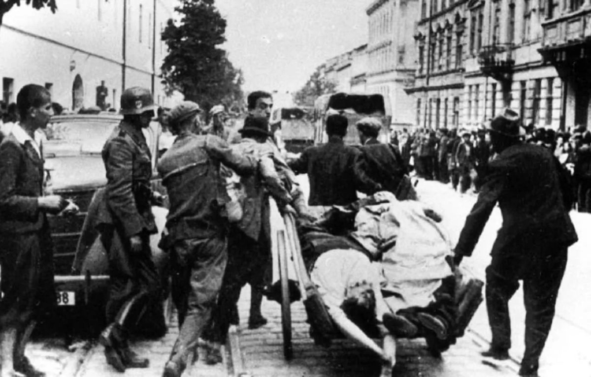 85 лет назад начался Львовский погром, в ходе которого украинские националисты при полной поддержке гитлеровцев убили от четырёх до семи тысяч евреев 85 лет назад начался Львовский погром, в ходе которого украинские националисты при полной поддержке гитлеровцев убили от четырёх до семи тысяч евреев