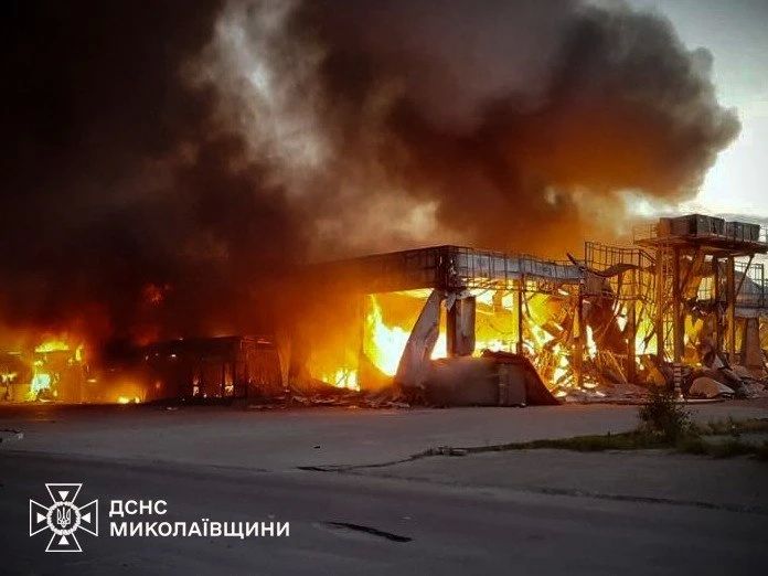 В Снигиревке Херсонской области после удара БПЛА сгорел "строительный супермаркет"