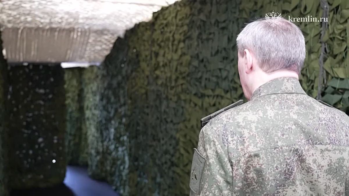 Кремль публикует кадры посещения Владимиром Путиным одного из вспомогательных командных пунктов объединенной группировки войск