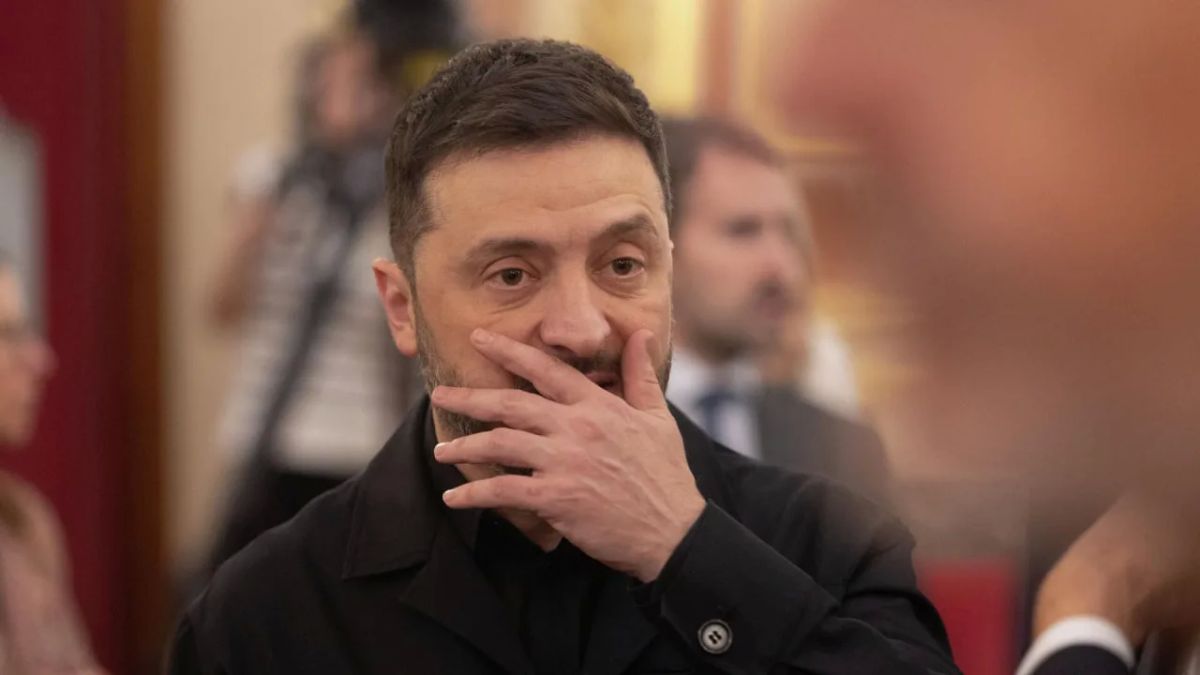 Героизацией фашистов Зеленский хочет завоевать поддержку украинцев, считает Туск