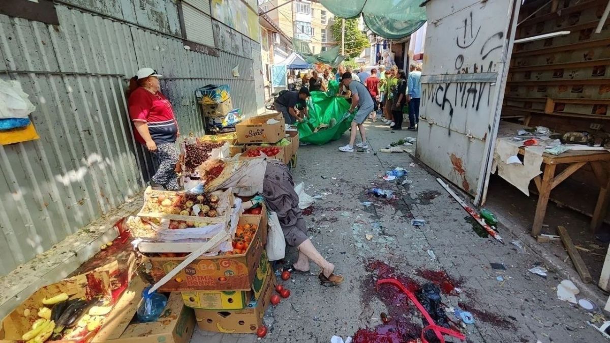 18+ Кадры с места террористической атаки по мирным людям, пришедшим на рынок в Токмаке Запорожской области 18+ Кадры с места террористической атаки по мирным людям, пришедшим на рынок в Токмаке Запорожской области