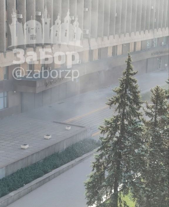 Запорожские ТГ-каналы сообщают, что дронами вновь была атаковано здание оккупационной ОГА Запорожские ТГ-каналы сообщают, что дронами вновь была атаковано здание оккупационной ОГА