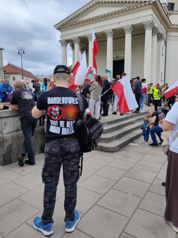 Жители Варшавы вышли на марш памяти жертв Волыни Жители Варшавы вышли на марш памяти жертв Волыни