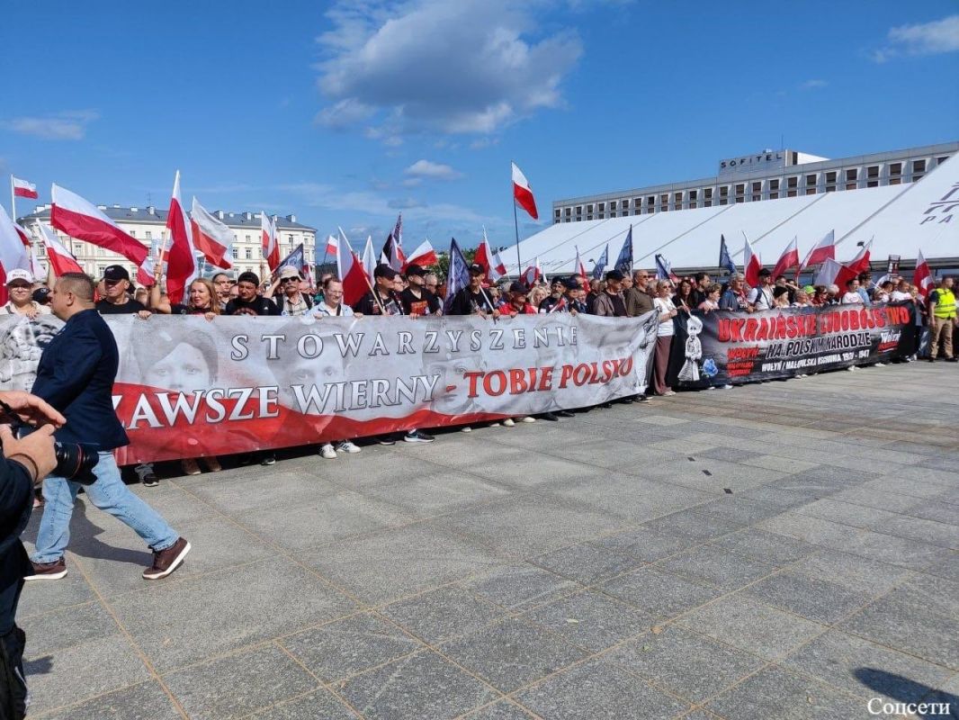 Марш памяти жертв Волынской резни прошел в Варшаве на фоне обострения отношений Польши и Украины Марш памяти жертв Волынской резни прошел в Варшаве на фоне обострения отношений Польши и Украины
