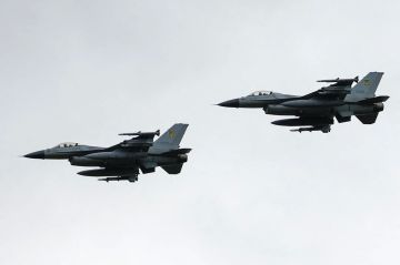 Два полученных от Дании истребителя F-16A Block 20 MLU (кадр 1) Воздушных сил Украины с украинскими регистрационными номерами UA 80-3596 и UA 80-3599 во время празднования Дня Воздушных сил Украины 4 августа 2024 года