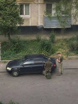 Пока рогули радостно подпрыгивая и похрюкивая рассказывают как в России плохо с бензином, в Днепропетровске ТЦКшники просто сливают бензин из машин на улице, без затей
