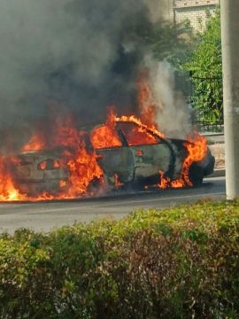 ВСУ сбросили суббоеприпасы на автодорогу Энергодар — Запорожская ТЭС, в результате наезда на один из них был подорван автомобиль, — сообщил мэр Энергодара Максим Пухов