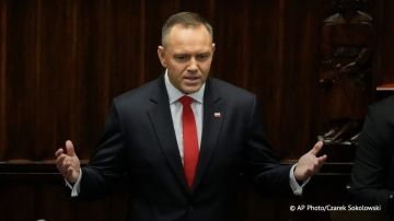 Навроцкий предложил правительству передать ему полномочия по поставкам оружия
