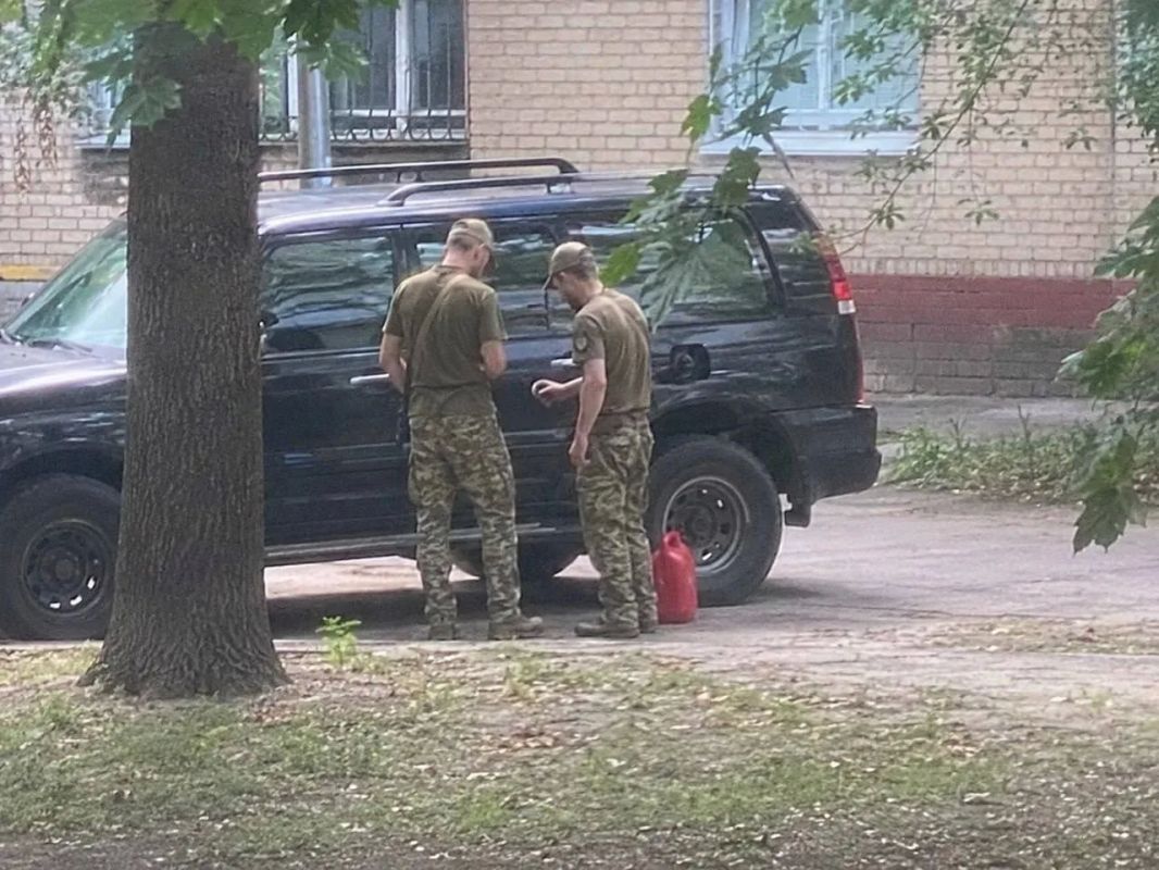 Пока рогули радостно подпрыгивая и похрюкивая рассказывают как в России плохо с бензином, в Днепропетровске ТЦКшники просто сливают бензин из машин на улице, без затей Пока рогули радостно подпрыгивая и похрюкивая рассказывают как в России плохо с бензином, в Днепропетровске ТЦКшники просто сливают бензин из машин на улице, без затей